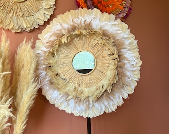 Handcrafted wall decoration, JUJUHAT 70CM, natural beige feathers, fluffy white and pinkish-beige feathers, hand-woven natural raffia mirror