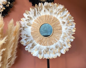 Natural and Gold JUJUHAT 55-60CM, decorated with white feathers with gold tips and a 15cm mirror in natural raffia. Handmade in France.