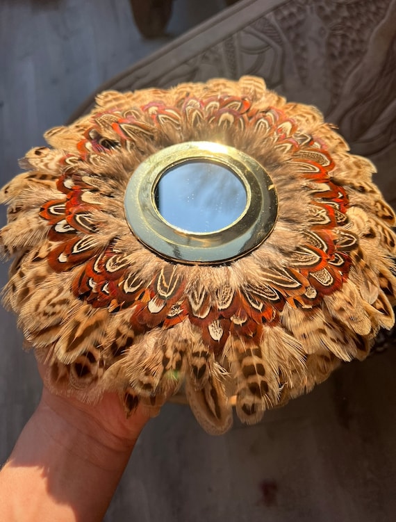 MINI JUJUHAT 22-24cm - En plumes de gibier (faisan) et miroir 9cm en laiton doré - Décoration à accrocher, réalisée à la main en France