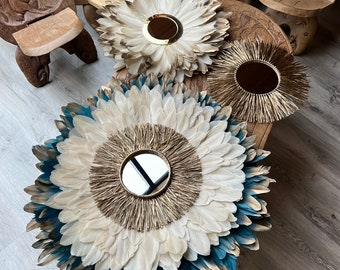 TRIO DE JUJUHATS, Création artisanale en plumes naturelles, teintes bleu canard, doré et beige, miroirs en raphia et en laiton doré du Maroc