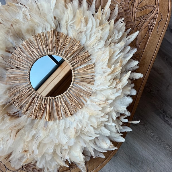 JUJUHAT 60CM, Plumes naturelles de coq beige, miroir en raphia naturel 15cm tissé à la main - Comme un tableau d'artiste à accrocher au mur