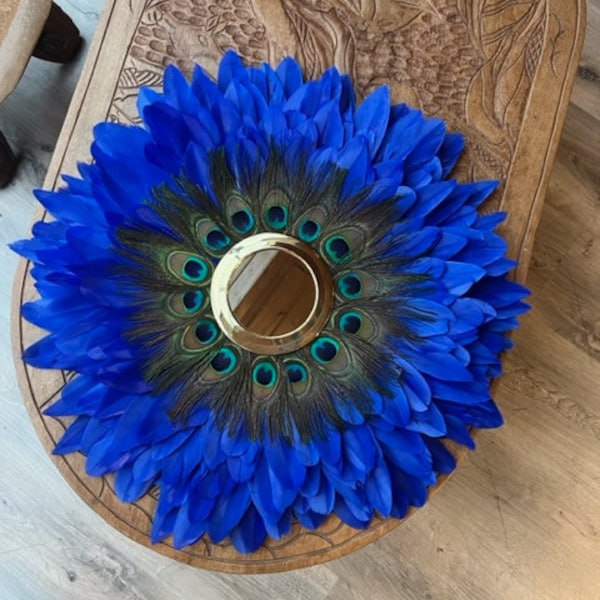 Superbe JUJUHAT Bleu Klein, 55-60cm, plumes de paon et miroir en laiton doré 15 cm fabriqué à la main - idéal pour une décoration moderne