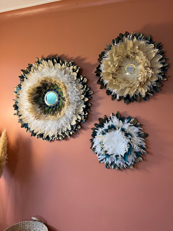 TRIO DE JUJUHATS, décoration chic en plumes bleu canard, beige, blanc, et doré avec plumes de paon et miroirs en laiton fabriqués à la main