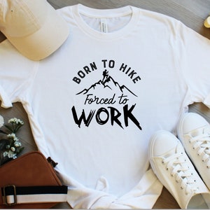 Born to Hike Forced to Work, maglietta da escursionismo, camicie da escursionismo per donne, accessori da escursionismo, camicia da escursionismo da donna, camicia da avventura, regalo per escursionismo