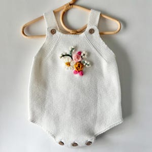 Mono floral bordado a mano personalizado, mono personalizado, mono floral, regalo hecho a mano, mono de flores, mono de punto, mono infantil