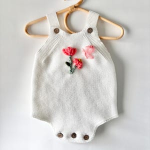 Pelele personalizado con flores y mariposas bordadas a mano, pelele personalizado, pelele, regalo hecho a mano, pelele infantil, pelele de punto, pelele infantil