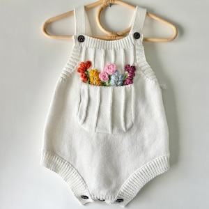 Mono bordado a mano personalizado, mono personalizado, mono con bolsillo floral, regalo hecho a mano, mono de flores, mono de punto, mono infantil, niños