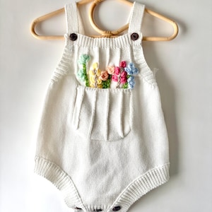 Mono bordado a mano personalizado, mono personalizado, mono con bolsillo floral, regalo hecho a mano, mono de flores, mono de punto, mono infantil, niños