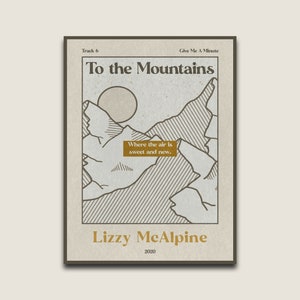Peut inclure: Une affiche beige avec une bordure brune représentant un dessin au trait de montagnes avec un soleil dans le ciel. Le texte "To the Mountains" est en brun. Le texte "Where the air is sweet and new." est dans un rectangle brun. Le texte "Lizzy McAlpine" est en or. Le texte "2020" est en brun.