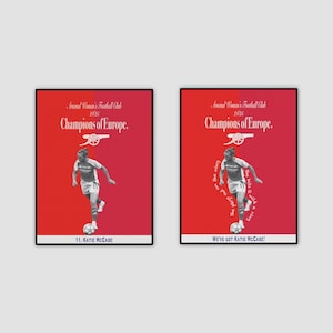 Könnte beinhalten: Zwei gerahmte Poster mit einem rot-weißen Farbverlauf im Hintergrund. Die Poster zeigen eine Fußballspielerin in Aktion, mit dem Text "Arsenal Women's Football Club Champions of Europe". Auf einem Poster steht "11. Katie McCabe" und auf dem anderen "We've got Katie McCabe!"