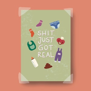 Maxi-Karte Shit just got real / lustige Karte zur Geburt / genderneutral / grün / Geschenk für Babys / Junge und Mädchen