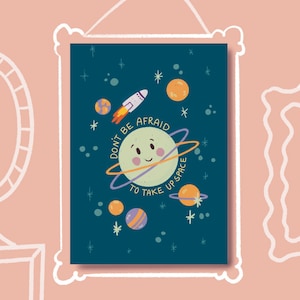 Könnte beinhalten: Eine blaue und grüne Illustration eines Planeten mit einem lächelnden Gesicht und einem vorbeifliegenden Raumschiff. Der Text "Hab keine Angst, Platz einzunehmen" steht um den Planeten herum.