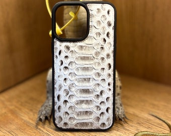Protection luxueuse : coque pour iPhone 14 en peau de serpent fabriquée artisanalement