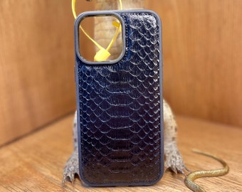 Embrace the Exotic : Étui artisanal en silicone avec peau de serpent pour iPhone 14 PRO/PRO MAX
