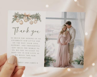Könnte beinhalten: Eine gefaltete Karte mit dem Text "Thank you" in eleganter Schrift, verziert mit einem festlichen Kiefern- und Ornamentdesign. Die Karte enthält eine Dankesbotschaft und ein Foto eines Paares, das ein Baby erwartet.