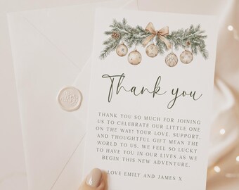 Könnte beinhalten: Dankeskarte mit einem Aquarelldesign aus Weihnachtsschmuck und Grün. Auf der Karte steht "Thank you" in eleganter Schrift, darunter eine Nachricht. Ein Umschlag und ein Wachssiegel sind ebenfalls zu sehen.