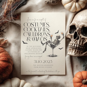 Op de afbeelding: Halloween-feestuitnodiging met de tekst "COSTUMES, COCKTAILS, CAULDRONS & CHAOS." De uitnodiging toont een skelet in een martiniglas, vleermuizen, pompoenen en een schedel. De datum is 31 oktober 2025.