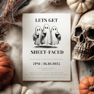 Może przedstawiać: Zaproszenie na imprezę Halloween z napisem "LETS GET SHEET-FACED" i ilustracją trzech duchów trzymających napoje. Zaproszenie zawiera godzinę, datę i miejsce imprezy, a także informacje RSVP.