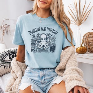 Camiseta divertida de pulpo para TI: La fecha límite era ayer. Camiseta de ingeniero de DevOps.