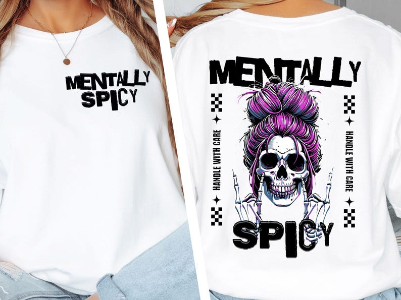 K&ouml;nnte beinhalten: Wei&szlig;es Langarmshirt mit dem Text "MENTALLY SPICY" auf der Vorderseite. Auf der R&uuml;ckseite befindet sich ein Totenkopf mit lila Haaren und den Worten "MENTALLY SPICY" und "HANDLE WITH CARE".
