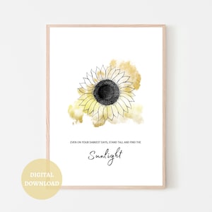 Puede incluir: Una descarga digital de una impresión de arte imprimible con un girasol en blanco y negro con acentos de acuarela amarilla. La impresión incluye el texto "Incluso en tus días más oscuros, mantente erguido y encuentra la luz del sol."