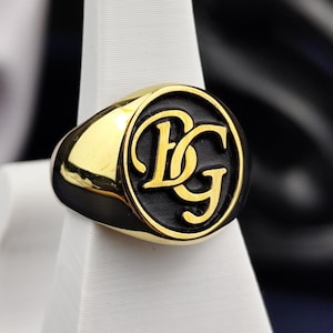 Anillo con monograma chapado en oro: sello ovalado con inicial personalizado para hombre y mujer. Joyas de regalo grabadas y personalizadas.