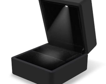Elegante cofanetto portagioie illuminato, ideale per proposte di matrimonio di lusso.