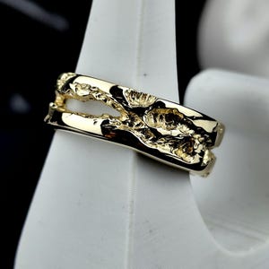 14 kt rustiek massief gouden ring – handgemaakte band met organische textuur – minimalistische unisex gouden sieraden voor mannen en vrouwen