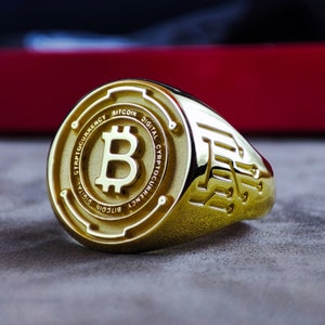 Custom Gold Bitcoin Ring – Handmade Cryptocurrency Signet for Crypto Traders & Blockchain Fans – BTC Jewelry Gift
