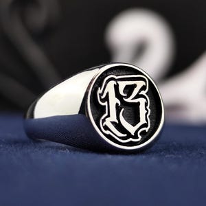 Anel de sinete com número gravado personalizado e letras em inglês antigo – presente de joia personalizado em ouro ou prata