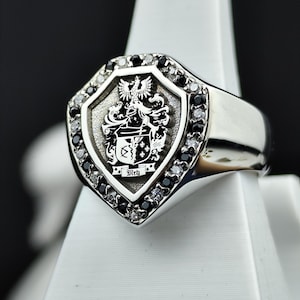 Shield Family Crest Ring with Black & White Stone – Custom Coat of Arms Signet – Heraldic Noble Heritage Jewelry