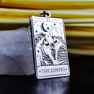 Collar con la Carta del Tarot de la Luna y los Enamorados: Joya con Colgante Espiritual, Regalo Místico para Mujeres y Hombres