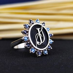 Anillo con monograma para mujer con piedra: joya personalizada con nombre e inicial en oro o plata: regalo elegante y personalizado