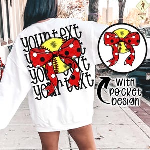 Könnte beinhalten: Weißes Sweatshirt mit einem Softball-Design und einer roten Schleife mit weißen Punkten. Das Design enthält den Text "your text" in einem sich wiederholenden Muster. Ein Taschen-Design ist ebenfalls abgebildet.