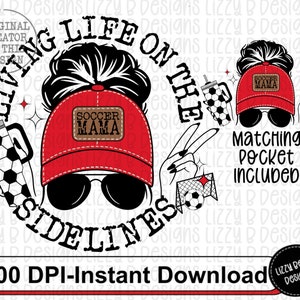 Puede incluir: Un diseño gráfico en blanco y negro con el texto "Living Life on the Sidelines" en un círculo. Una mujer con un moño desordenado lleva una gorra de béisbol roja con el texto "Soccer Mama" en marrón. Lleva gafas de sol y sostiene un balón de fútbol y una taza.