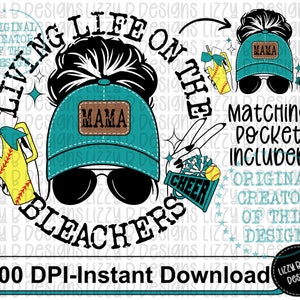 Puede incluir: Una ilustración digital de una mujer con un moño desordenado que lleva una gorra de béisbol de color turquesa con la palabra "MAMA" en ella. Ella está sosteniendo una bebida amarilla con una pelota de béisbol y un pompón azul y blanco. El texto "Living Life on the Bleachers" está escrito a su alrededor. El texto "Matching Pocket Included" también está incluido en la imagen.