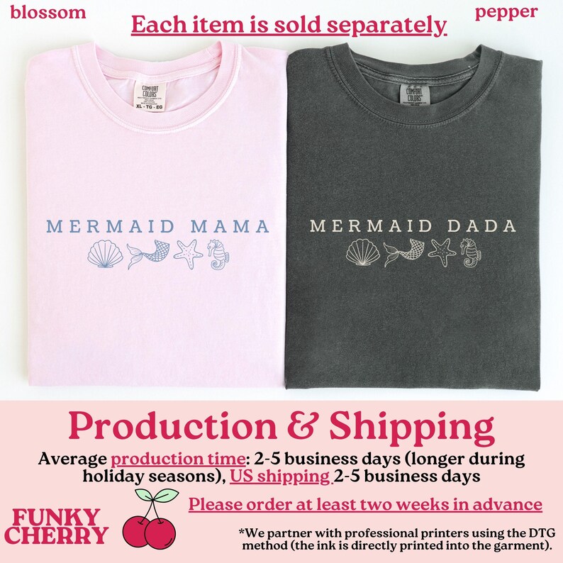 Puede incluir: Dos camisetas, una rosa claro y otra gris oscuro, cada una con cuello redondo. La camiseta rosa claro dice "MERMAID MAMA" y la camiseta gris oscuro dice "MERMAID DADA", ambas con dise&ntilde;os de conchas marinas, caballitos de mar y estrellas de mar.