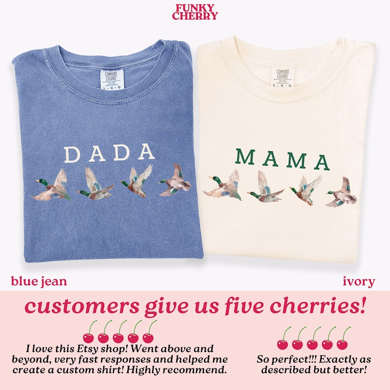 Peut inclure: Deux t-shirts Comfort Colors, un bleu jean et un ivoire. Le t-shirt bleu jean porte le mot "DADA" au-dessus d'une rang&eacute;e de canards en vol. Le t-shirt ivoire porte le mot "MAMA" au-dessus d'une rang&eacute;e de canards en vol. La marque "FUNKY CHERRY" est en haut.