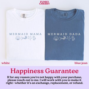 Puede incluir: Dos camisetas, una blanca y otra azul vaquero, con las palabras "MERMAID MAMA" y "MERMAID DADA" impresas. Cada camiseta presenta un gr&aacute;fico de concha, cola de sirena, estrella de mar e hipocampo. La marca "FUNKY CHERRY" est&aacute; en la parte superior.