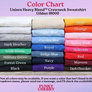 Puede incluir: Carta de colores que muestra los colores disponibles para una sudadera con cuello redondo unisex Gildan 18000. Los colores incluyen blanco, ceniza, gris deportivo, gris oscuro, verde irland&eacute;s, verde militar, verde bosque, negro, arena, azul claro, azul Carolina, azul real, azul &iacute;ndigo, azul marino, morado, dorado, naranja, rosa claro, rosa seguridad, heliconia, rojo, marr&oacute;n y chocolate oscuro.