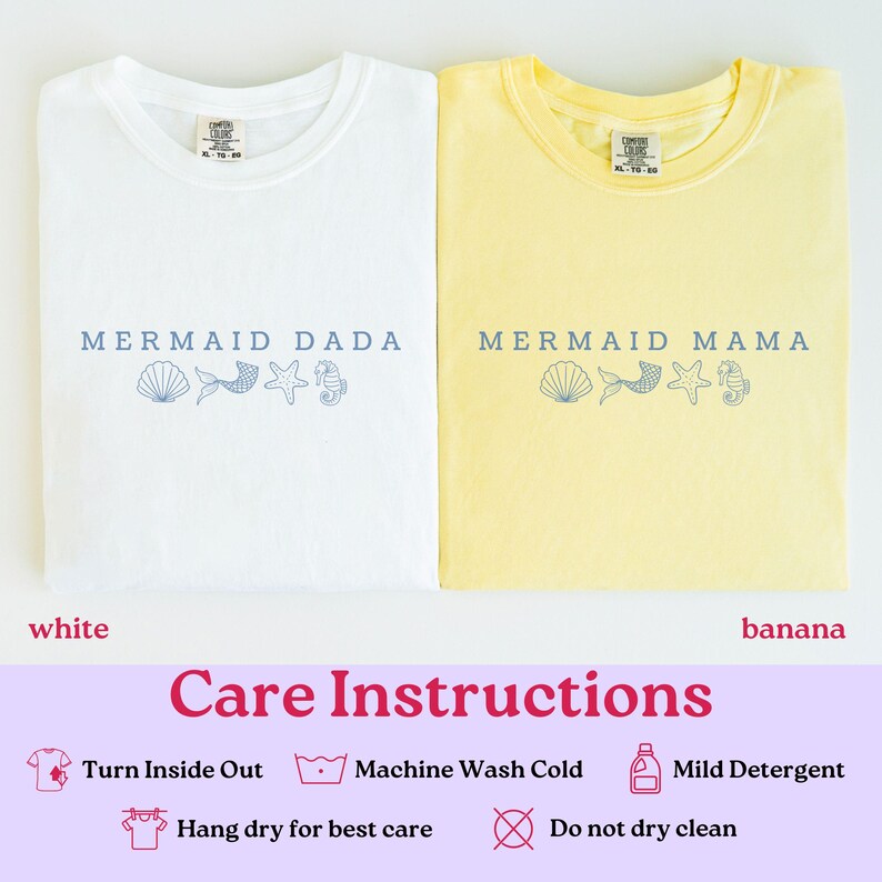 Puede incluir: Se muestran dos camisetas, una blanca y otra amarilla pl&aacute;tano. La camiseta blanca dice "MERMAID DADA" y la camiseta amarilla dice "MERMAID MAMA" en texto azul. Ambas camisetas tienen gr&aacute;ficos de conchas marinas, cola de sirena, estrella de mar e hipocampo. Tambi&eacute;n se muestran instrucciones de cuidado.