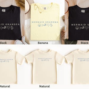 Puede incluir: Una colecci&oacute;n de camisetas de manga corta en negro, amarillo pl&aacute;tano y colores naturales. Cada camiseta presenta el texto "MERMAID" seguido de "GRANDPA", "GRANDMA", "UNCLE", "COUSIN", "BROTHER" o "SISTER", con gr&aacute;ficos de conchas marinas.