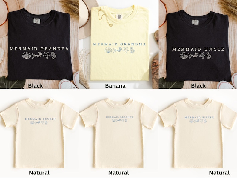 Puede incluir: Una colecci&oacute;n de camisetas de manga corta en negro, amarillo pl&aacute;tano y colores naturales. Cada camiseta presenta el texto "MERMAID" seguido de "GRANDPA", "GRANDMA", "UNCLE", "COUSIN", "BROTHER" o "SISTER", con gr&aacute;ficos de conchas marinas.