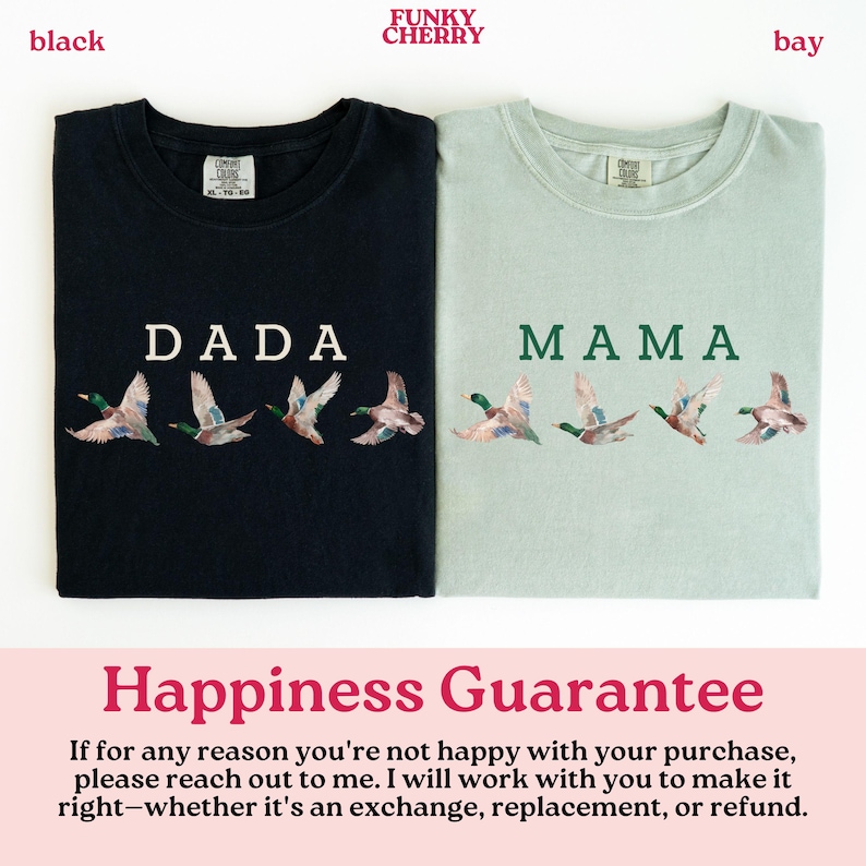 Peut inclure: Deux t-shirts Comfort Colors, un noir et un bay, avec les mots "DADA" et "MAMA" imprim&eacute;s dessus. En dessous des mots se trouvent des illustrations de canards en vol. Le logo Funky Cherry est en haut.