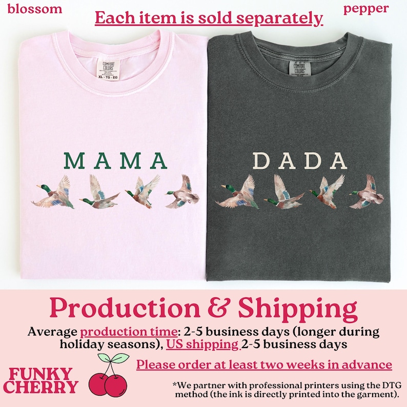 Peut inclure: Deux t-shirts, un rose clair et un gris fonc&eacute;, chacun avec un col rond. Le t-shirt rose porte le mot "MAMA" en vert, et le t-shirt gris porte "DADA" en blanc. Les deux t-shirts pr&eacute;sentent des illustrations de canards en vol.