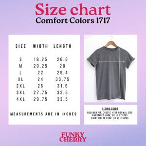 Puede incluir: Tabla de tallas para camisetas Comfort Colors 1717, con medidas en pulgadas. La tabla incluye tallas de la S a la 4XL, con dimensiones de ancho y largo. Una camiseta gris se muestra en una percha. La gu&iacute;a de tallas sugiere elegir tu talla normal.
