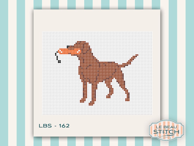 Puede incluir: Patr&oacute;n de punto de cruz de un perro marr&oacute;n sosteniendo un juguete naranja en la boca. El perro est&aacute; sobre un fondo blanco con el texto "LBS - 162". El logotipo de Le Beau Stitch est&aacute; en la esquina inferior derecha.
