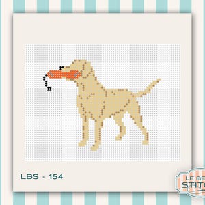 Puede incluir: Patr&oacute;n de punto de cruz de un Labrador Retriever amarillo sosteniendo un juguete naranja en la boca. El perro est&aacute; representado de pie sobre un fondo punteado. El texto "LBS - 154" est&aacute; en la parte inferior.