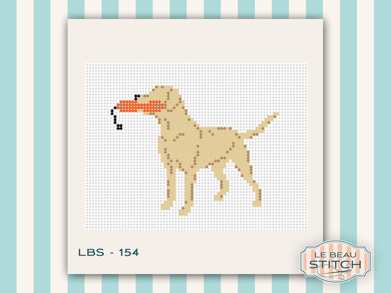 Puede incluir: Patr&oacute;n de punto de cruz de un Labrador Retriever amarillo sosteniendo un juguete naranja en la boca. El perro est&aacute; representado de pie sobre un fondo punteado. El texto "LBS - 154" est&aacute; en la parte inferior.