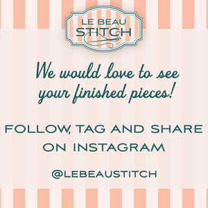 Puede incluir: Gr&aacute;fico promocional para Le Beau Stitch, con un logotipo y texto. El logotipo es una insignia con el nombre de la marca. El texto dice: "&iexcl;Nos encantar&iacute;a ver tus piezas terminadas! Sigue, etiqueta y comparte en Instagram @LeBeauStitch."